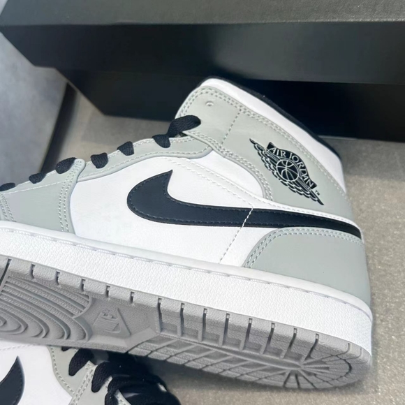 Air Jordan 1  Mid - Picture 5 of 7